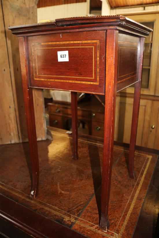 Inlaid mahogany sewing table(-)